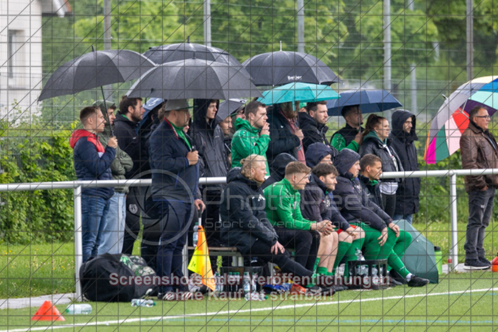 20250504_152333_0227 | #,SSV Göppingen (schwarz) vs. TSV Wäschenbeuren (grün), Fussball, Kreisliga A3 - Bezirk Neckar/Fils, 25. Spieltag, Saison 2024/2025, Kunstrasensportplatz Nord, Hohenstaufenstr. 123, 73033 Göppingen, 04.05.2025 - 15:00 Uhr,Foto: PhotoPeet-Sportfotografie/Peter Harich