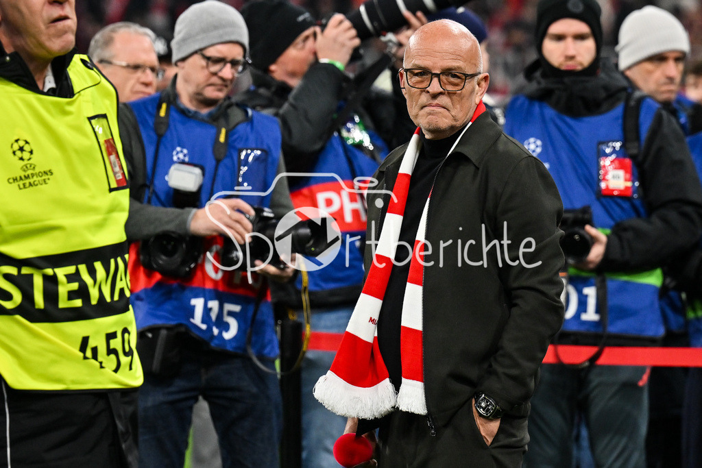 FC Bayern München - Sporting Lissabon | MUNICH, GERMANY - 09. DECEMBER: im Bild Stadionsprecher des FC Bayern Stephan LEHMANN / Einzelfoto / Freisteller vor dem Match zwischen dem FC Bayern München und Sporting Lissabon am 6. Spieltag der UEFA Champions League Ligaphase in der Allianz Arena