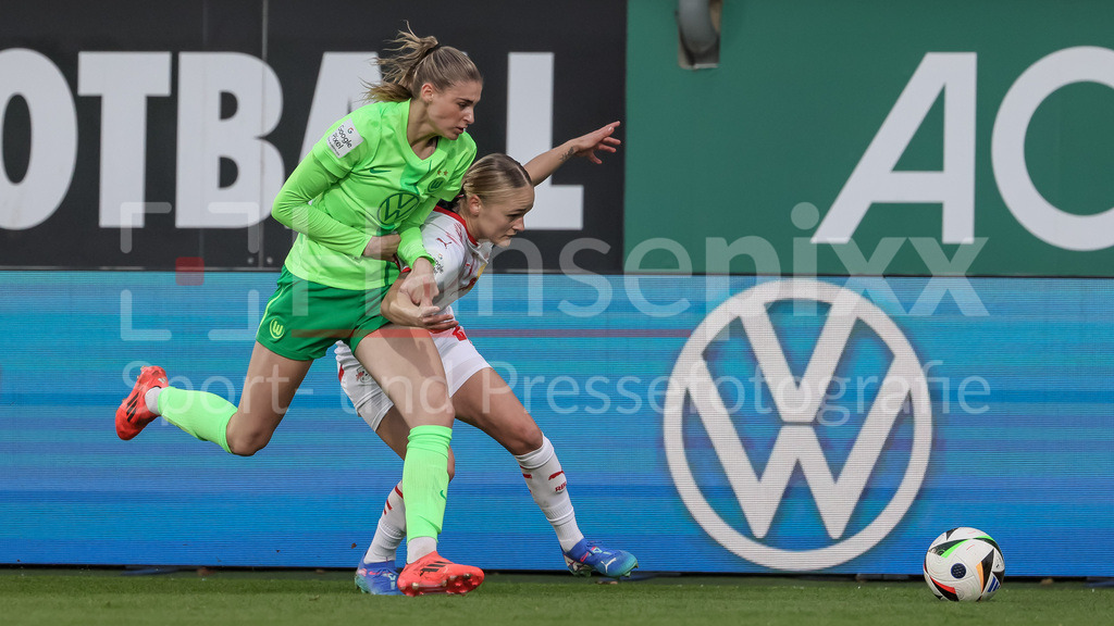 Fussball, Google Pixel Frauen-Bundesliga, VfL Wolfsburg - RB Leipzig | v.li.: Jule Brand (VfL Wolfsburg, 29) und Victoria Krug (RB Leipzig, 20) im Zweikampf, Duell, Dynamik, Aktion, Action, Spielszene, DIE DFB-RICHTLINIEN UNTERSAGEN JEGLICHE NUTZUNG VON FOTOS ALS SEQUENZBILDER UND/ODER VIDEOÄHNLICHE FOTOSTRECKEN. DFB REGULATIONS PROHIBIT ANY USE OF PHOTOGRAPHS AS IMAGE SEQUENCES AND/OR QUASI-VIDEO.