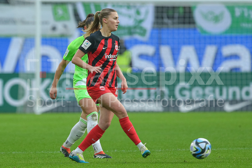 Fussball, Google Pixel Frauen-Bundesliga, VfL Wolfsburg - Eintracht Frankfurt | v.li.: Laura Freigang (Eintracht Frankfurt, 10) am Ball, Einzelbild, Ganzkörper, Aktion, Action, Spielszene, DIE DFB-RICHTLINIEN UNTERSAGEN JEGLICHE NUTZUNG VON FOTOS ALS SEQUENZBILDER UND/ODER VIDEOÄHNLICHE FOTOSTRECKEN. DFB REGULATIONS PROHIBIT ANY USE OF PHOTOGRAPHS AS IMAGE SEQUENCES AND/OR QUASI-VIDEO.