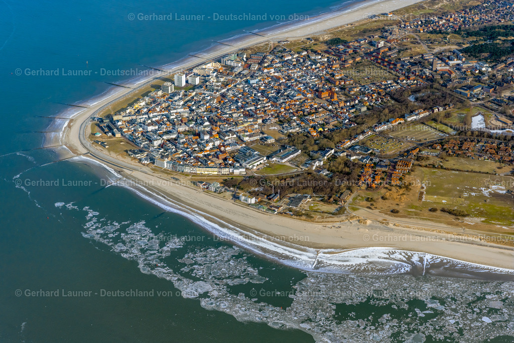 4044272 | NORDERNEY 14.02.2021 Eisschollenstücke einer Treibeis- Schicht auf der Wasseroberfläche vor der Nordsee- Insel Norderney im Bundesland Niedersachsen, Deutschland.