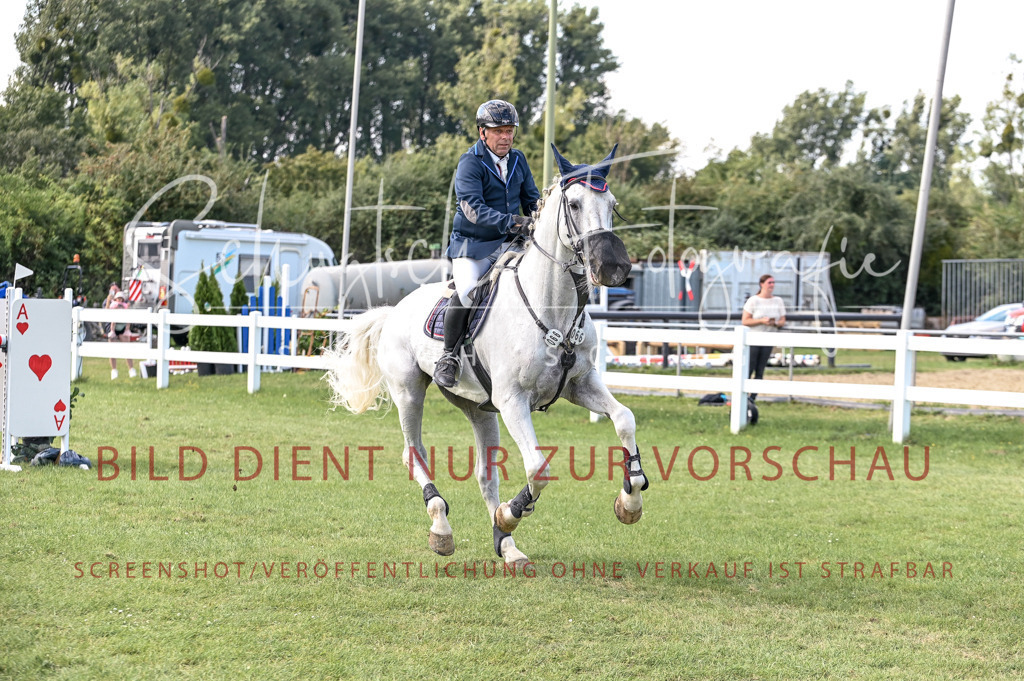 Schugtsche-Düren.2024-10.Springprf.M_-2 | Schugtsche Fotografie - Realisiert mit Pictrs.com