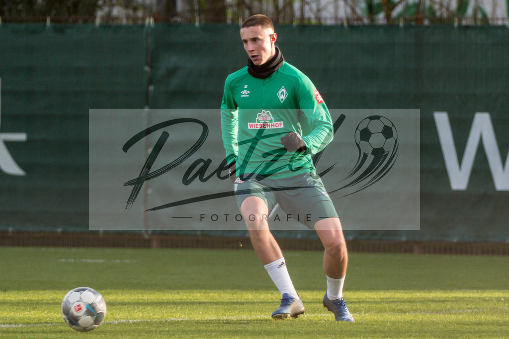 20200218_TRASVW_0030 | Fussball, Herren: Marco Friedl (Werder Bremen) in Aktion, am Ball, Einzelaktion waehrend der Trainingseinheit des SV Werder Bremen auf dem wohninvest Weserstadion Trainingsplatz am 18.02.2020 in Bremen, Deutschland. - Realisiert mit Pictrs.com