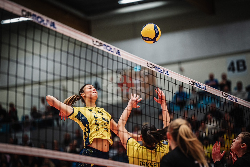 Volleyball | Frauen | Saison 2025/2026 | Volleyball Bundesliga | ETV Hamburger Volksbank Volleys vs. SSC Palmberg Schwerin | 17.01.2026 | Suus Trees Gerritsen (#5, SSC Palmberg Schwerin) beim Angriff