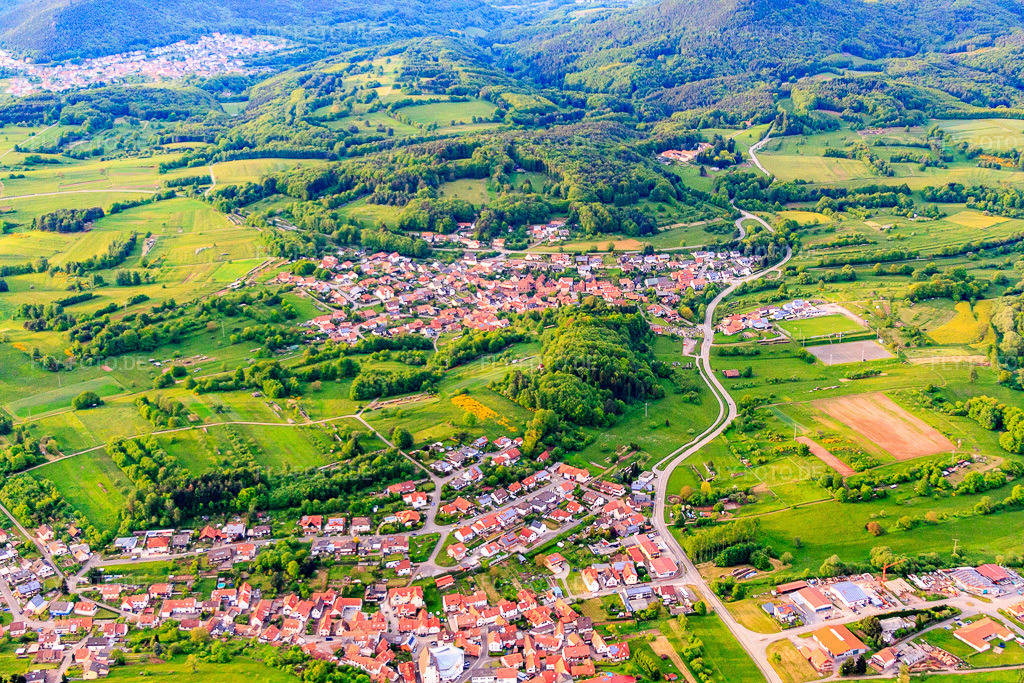 Luftbild: Dorf im Pfälzerwald aus Süden in Völkersweiler im Bundesland Rheinland-Pfalz in Deutschland. Foto: IMG_57271.jpg vom 30.05.2013 durch Werner Riehm/FLY-FOTO.deAuflösung des Originals: 4752 x 3168 px