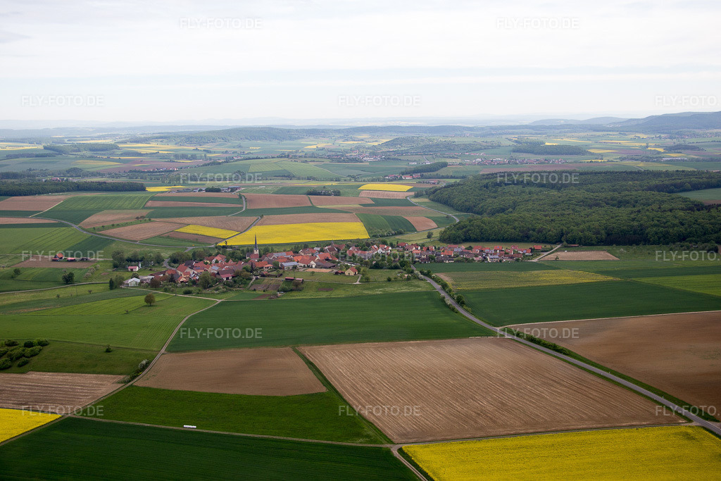 Luftbild: Ortsansicht von Süden im Ortsteil Altenmünster in Stadtlauringen im Bundesland Bayern in Deutschland. Foto: IMG_079080.jpg vom 15.05.2015 durch Werner Riehm/FLY-FOTO.de