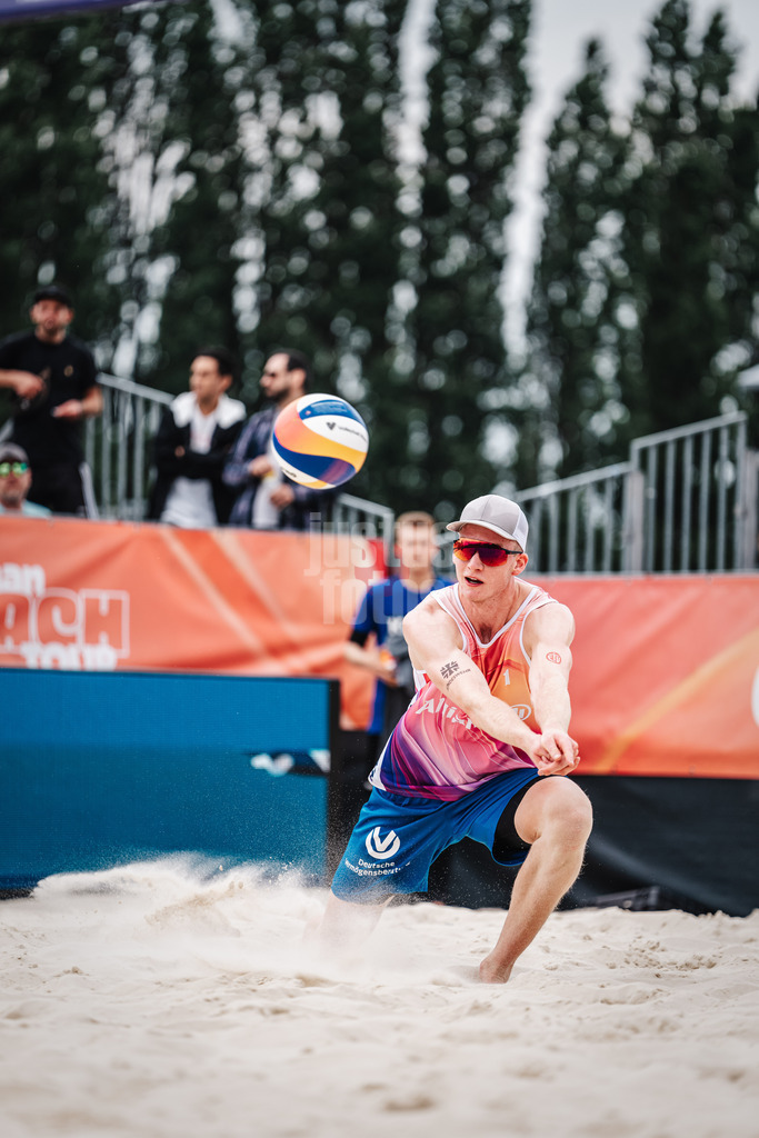 Beachvolleyball | Männer | German Beach Tour 2024 | Tourstop Bremen | 08.06.2024 | Philipp Huster spielt den Ball