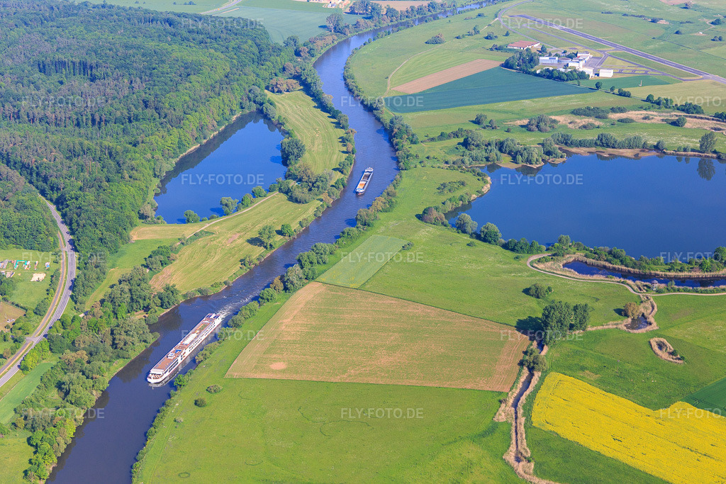 Luftbild: Naturschutzgebiet Mainaue bei Augsfeld mit Messlausee und Vogelbeobachtungsturm Sichelsee im Ortsteil Augsfeld in Haßfurt im Bundesland Bayern in Deutschland. Foto: IMG_099877.jpg vom 25.05.2017 durch Werner Riehm/FLY-FOTO.de