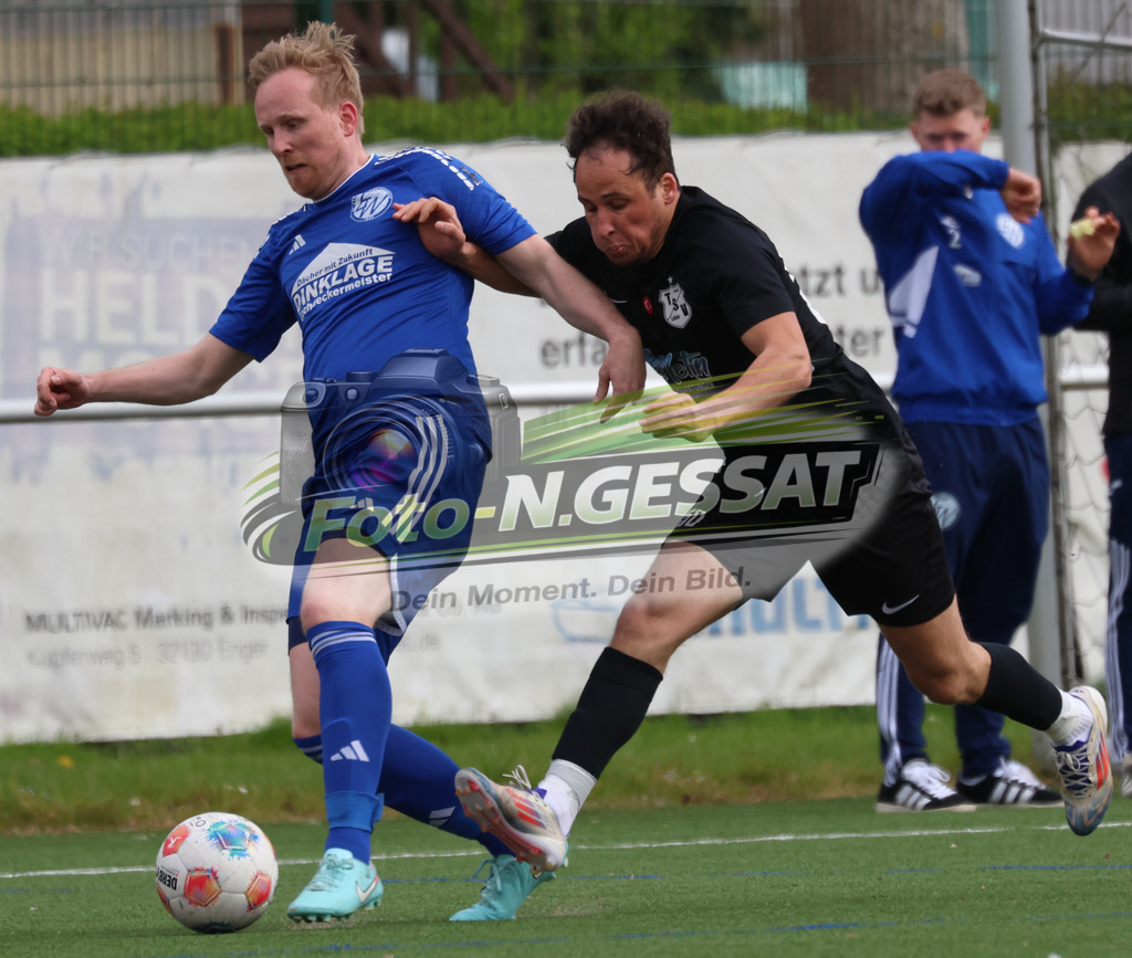 SV Enger-Westerenger - TSV Löhne | Auf dem Bild zu sehen: blau SV Enger-Westerenger: Henrik Jablonowski ; schwarz TSV Löhne: Yazid Heddad SV Enger-Westerenger, TSV Löhne, Saison 25/26, Kreisliga A, Enger, Deutschland - Realisiert mit Pictrs.com