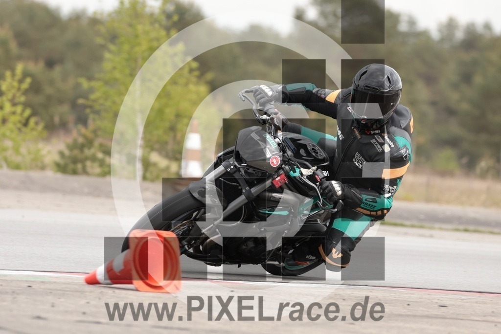0246-20250510_11924 | Schöne Erinnerungen an spannende Momente - das festzuhalten ist unser Job. PIXELrace.de ist seit 2003 auf den Rennstrecken Europas unterwegs um die Action draußen beim Fahren und die wunderbare Stimmung imm Fahrerlager für euch einzufangen.