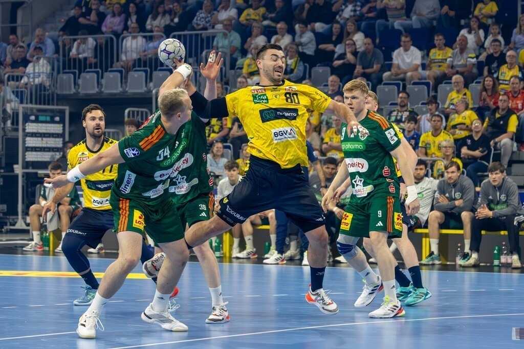 HBL (Handball-Bundesliga), Saison 2025/26, 33. Spieltag: Rhein-Neckar Löwen gegen TSV Hannover-Burgdorf | HBL (Handball-Bundesliga), Saison 2025/26, 33. Spieltag: Rhein-Neckar Löwen gegen TSV Hannover-Burgdorf***Jannik Kohlbacher (80, Löwen) zieht ab - Realisiert mit Pictrs.com