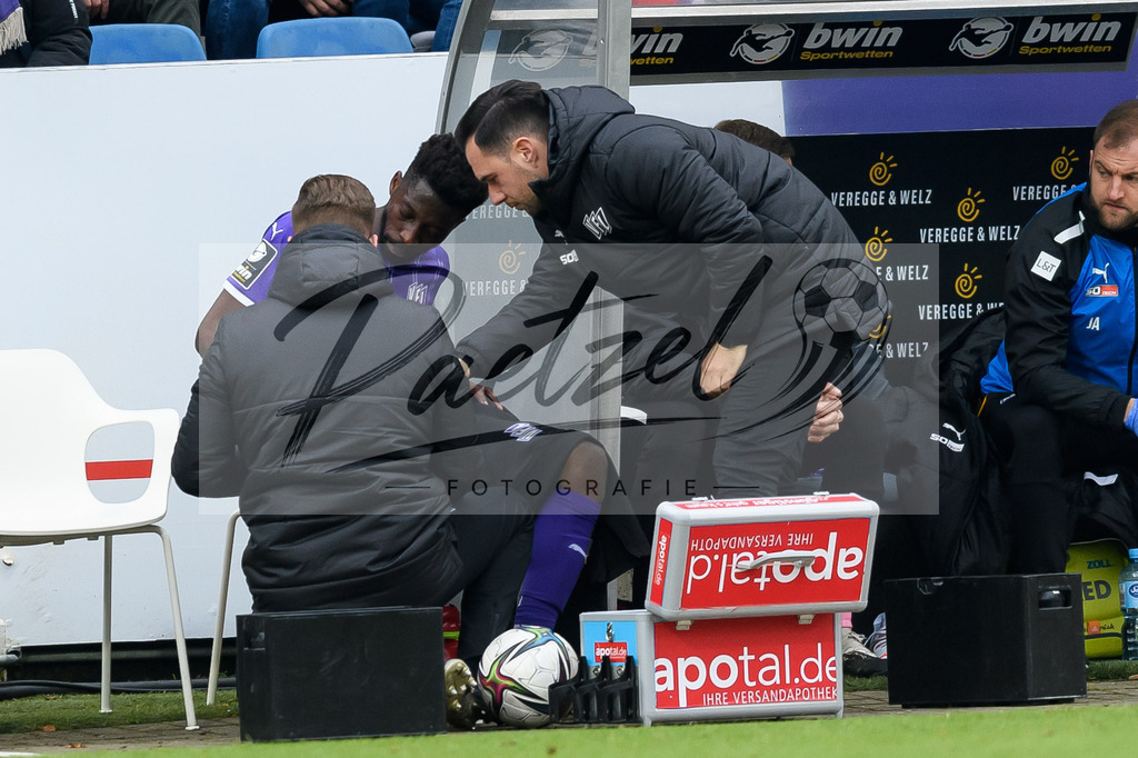 OSNTSV20211106_099 | Fussball, Herren: Omar Traore (VfL Osnabrueck) wird behandelt bei dem Spiel der 3. Liga zwischen VfL Osnabrueck und TSV 1860 Muenchen im Stadion an der Bremer Bruecke am 06.11.2021 in Osnanbrueck, Deutschland.DFB / DFL REGULATIONS PROHIBIT ANY USE OF PHOTOGRAPHS AS IMAGE SEQUENCES AND/OR QUASI-VIDEO. - Realisiert mit Pictrs.com
