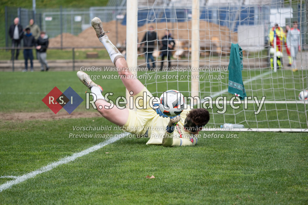Fußball, Saison 2022/23, Sonderspielrunde U19-Bundesliga, Hamburger SV - FC St. Pauli, Trainingsplatz am Volksparkstadion (Hamburg), 15.04.2023, 3. Spieltag | Kevin Julian Jendrzej (#1, Pauli, Torwart) blockt den Torschuss ab.