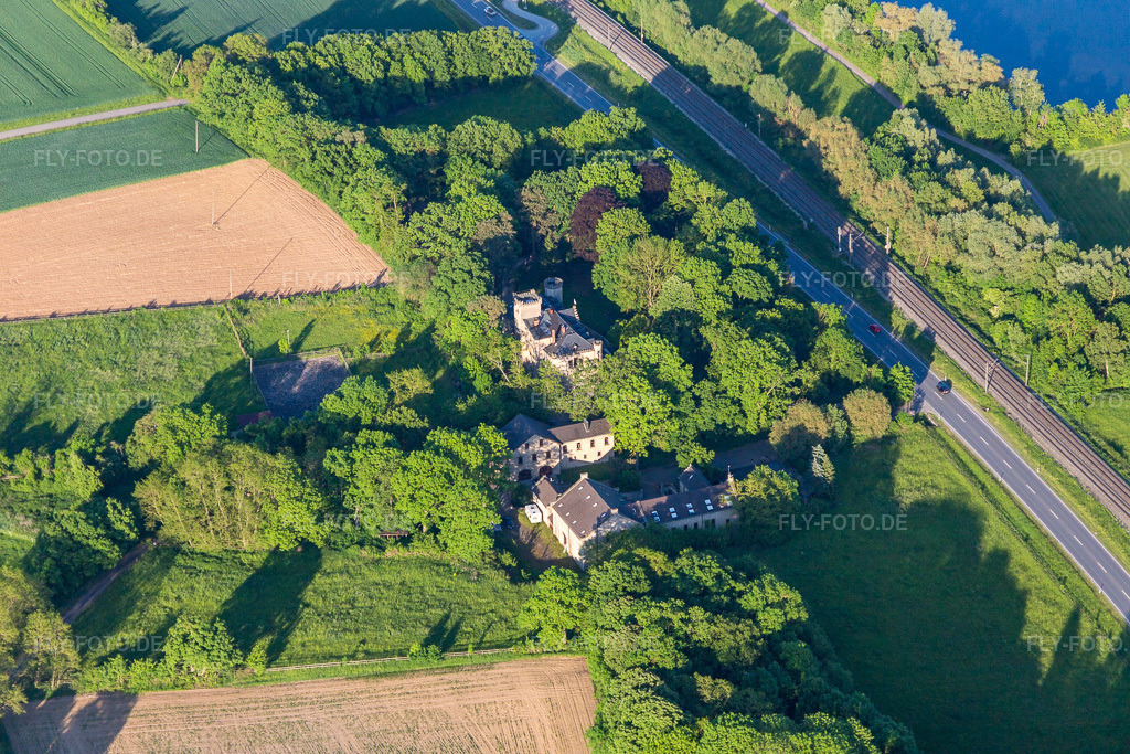 Luftbild: Schloss Ditfurth im Ortsteil Obertheres in Theres im Bundesland Bayern in Deutschland. Foto: IMG_100073.jpg vom 26.05.2017 durch Werner Riehm/FLY-FOTO.de