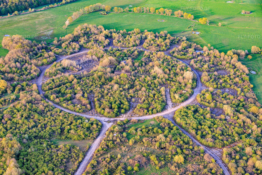 Luftbild: Abgerissene kreisförmige Materialbahn und Hallen am ehemaligen Miltärflugplatz Grostenquin in Grostenquin im Bundesland Moselle in Frankreich.Foto: IMG_154335.jpg vom 17.04.2026 durch Werner Riehm/FLY-FOTO.deAuflösung des Originals: 6000 x 4000 px