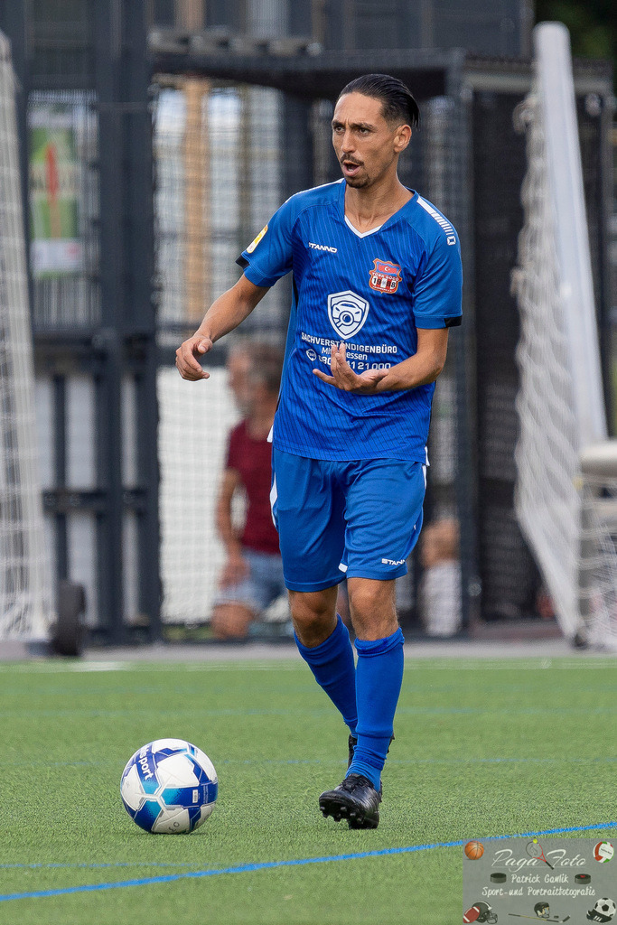 Testspiel: Spvgg. 03 Fechenheim - Türk Gücü Friedberg, 13.07.2024 | Kamil Yikilmaz (Türk Gücü Friedberg #7) mit Ball, Freisteller, Portrait / Porträt, Spvgg. 03 Fechenheim - Türk Gücü Friedberg, Frankfurt am Main, Sportanlage Birsteiner Straße, 13.7.2024 - Realisiert mit Pictrs.com