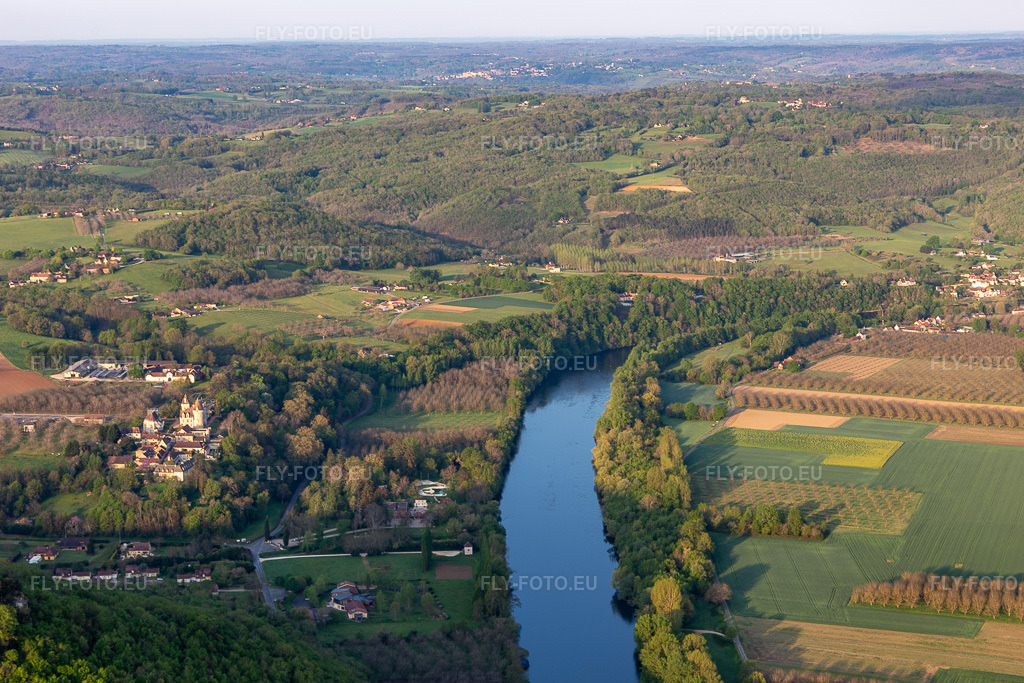 Vue aérienne: Château de Milandes à Castelnaud-la-Chapelle dans le département Dordogne, France. Photo: IMG_113707.jpg prise le 20/04/2019 par Werner Riehm/FLY-FOTO.eu – Résolution de l'original: 5283 x 3522 px