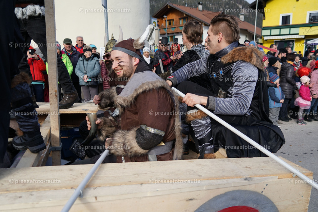 news-2023-Feb11-Fasching-Weissenbach-DSC01911 | Info aus dem Bezirk Reutte/Ausserfern Tirol sowie eine umfangreiche Bilddatenbank über die gesamte Region: Lechtal, Talkessel Reutte, Tannheimertal, Zwischentoren. Lech, Plansee, Zugspitze, Grenztunnel, B179, Fernpassstraße, Verkehr, Lawinen, Tradition, - Realisiert mit Pictrs.com