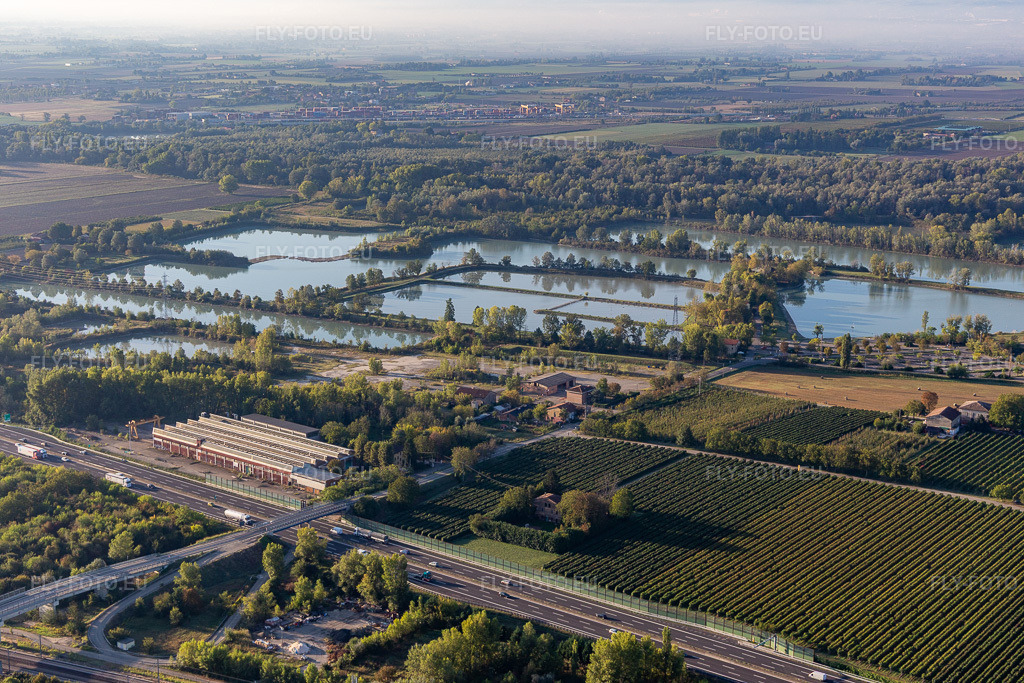 Vue aérienne: Lagohi Curiel à Campogalliano dans le département Modena, Italie – .Photo: IMG_134841.jpg prise le 20/09/2022 par Werner Riehm/FLY-FOTO.eu – Résolution de l'original: 5472 x 3648 px – Laghi Curiel Campogalliano - L'avventura a 2 passi dalla città