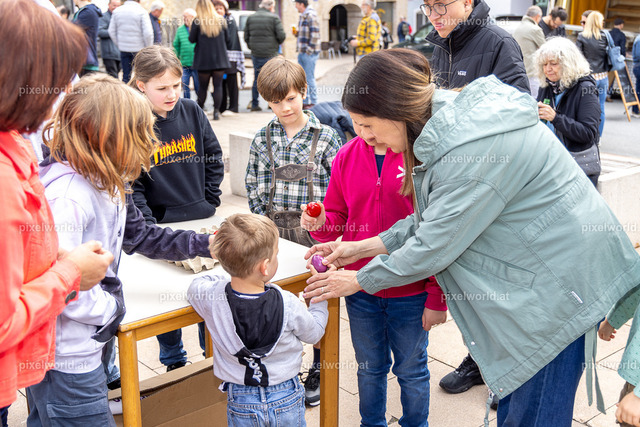 Eierpecken am Hauptplatz | Bildershop von pixelworld.at - Realisiert mit Pictrs.com