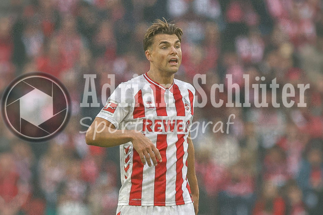 1. FC Köln vs FC Augsburg - 1. Bundesliga  | Köln, Deutschland, 18.10.25:   Joel Schmied (1. FC Köln) schaut waehrend des Spiels der 1. Bundesliga zwischen  1. FC Köln vs FC Augsburg im RheinEnergieStadion(Foto von Brauer-Fotoagentur / Adrian Schlueter)