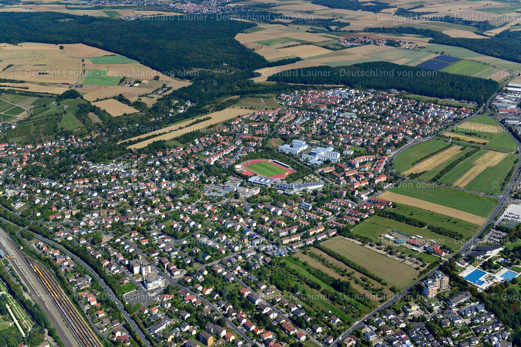 3650025 | GADHEIM 31.08.2016 Wohngebiete am Feldrand landwirtschaftlicher Nutzflächen  in Gadheim im Bundesland Bayern, Deutschland // Residential areas on the edge of agricultural land  in Gadheim in the state Bavaria, Germany Foto: Gerhard Launer