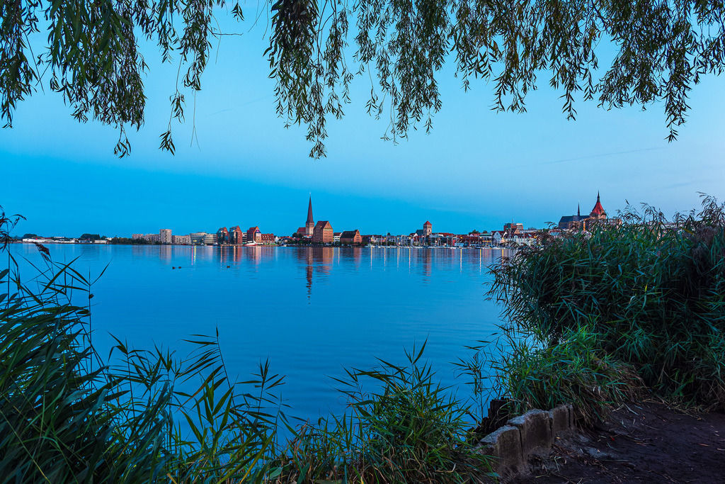 Blick über die Warnow auf die Hansestadt Rostock am Abend | Blick über die Warnow auf die Hansestadt Rostock am Abend.