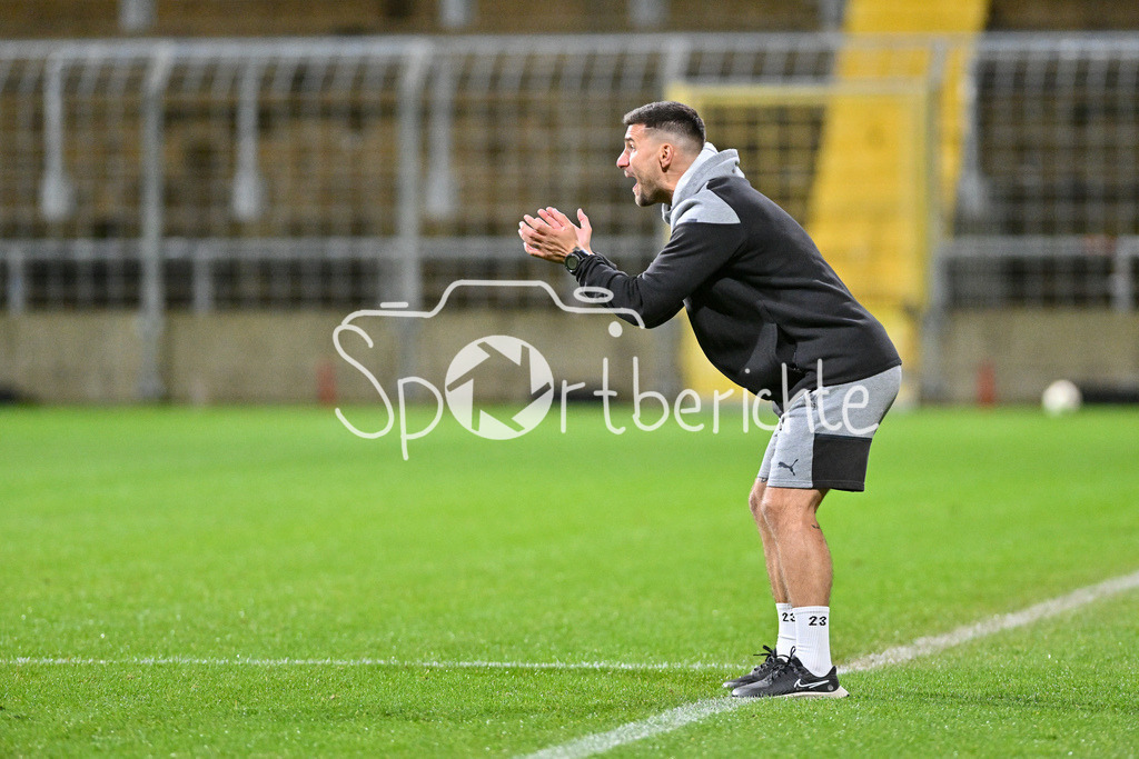 FC Bayern Amateure - TSV Buchbach | Im Bild Alexandro PETROVIC Trainer TSV Buchbach in Akion / Freisteller / Einzelfoto / Regionalliga Bayern: FC Bayern München II - TSV Buchbach, Gruenwalder Stadion am 27.09.2024