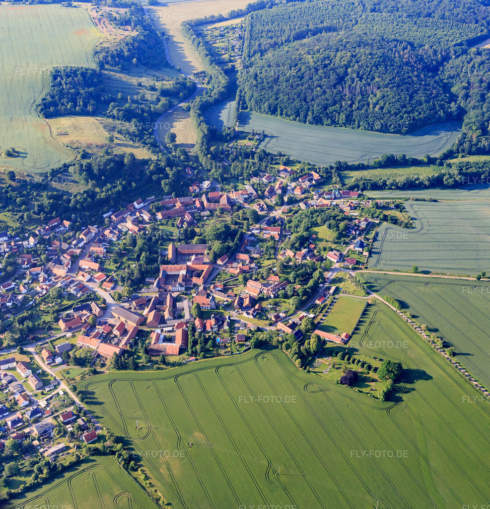 Luftbild: Dorfansicht aus Nordwesten im Ortsteil Alterode in Arnstein im Bundesland Sachsen-Anhalt in Deutschland. Foto: IMG_148084.jpg vom 12.06.2025 durch Werner Riehm/FLY-FOTO.de
