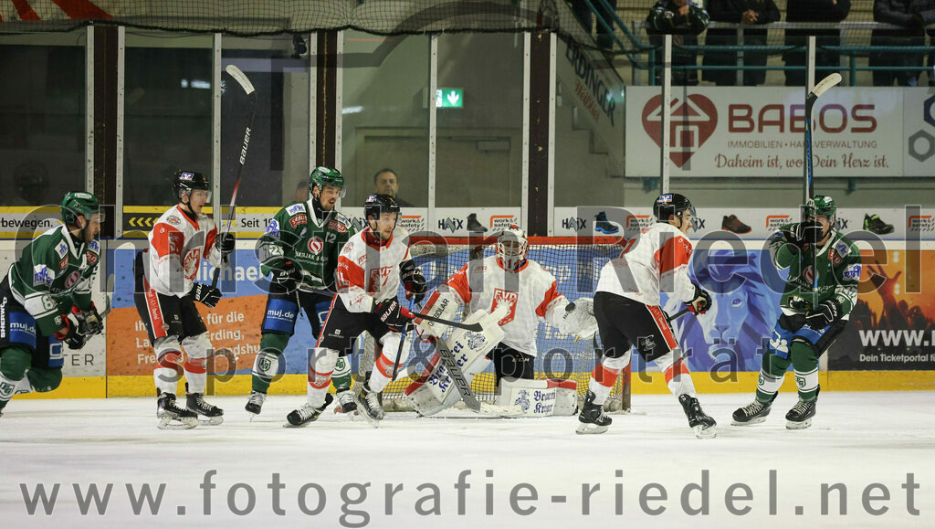 2024-01-12_039_TSV_Erding_gegen_EV_Dingolfing | Erding, Deutschland, 12.01.2024:
Eishockey, Bayernliga Vorrunde 2023 / 2024, 24. Spieltag, TSV Erding gegen EV Dingolfing, Endergebnis: 10:2

Leon Abstreiter (Erding Gladiators, #72), Dennis Jedrus (EV Dingolfing, #1)

Foto: Christian Riedel / fotografie-riedel.net