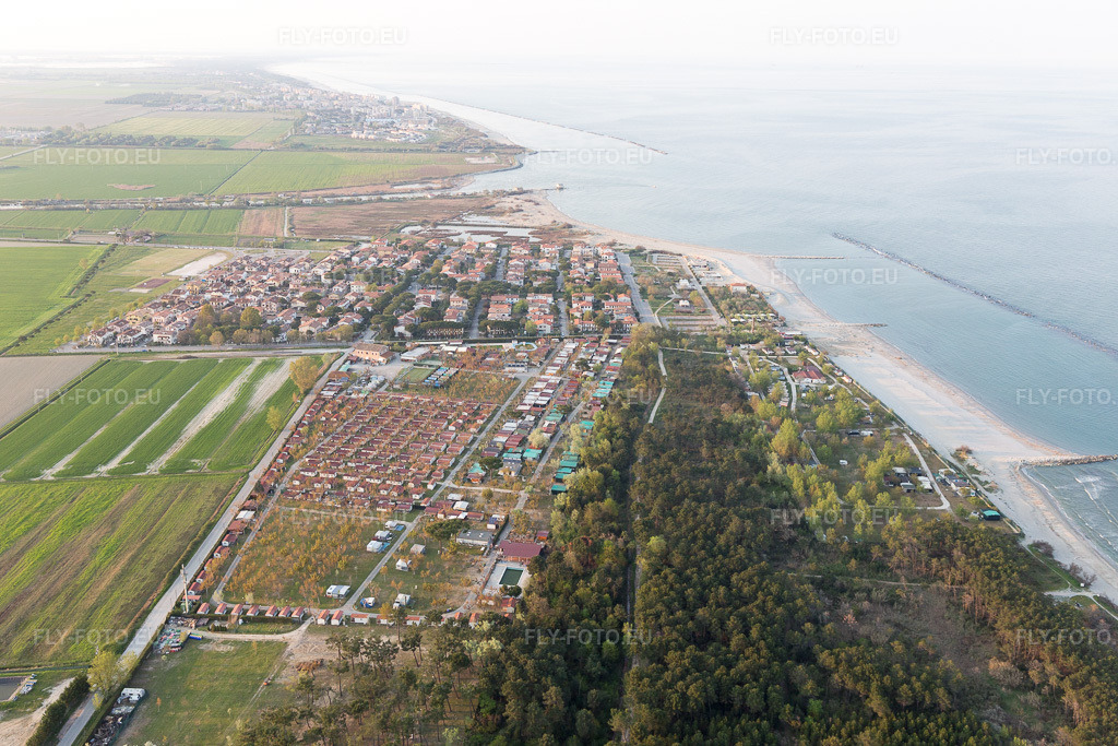 Vue aérienne: Vue de la ville à Lido DI Dante dans le département Émilie-Romagne, Italie. Photo: IMG_098481.jpg prise le 05/04/2017 par Werner Riehm/FLY-FOTO.eu – Résolution de l'original: 5472 x 3648 px