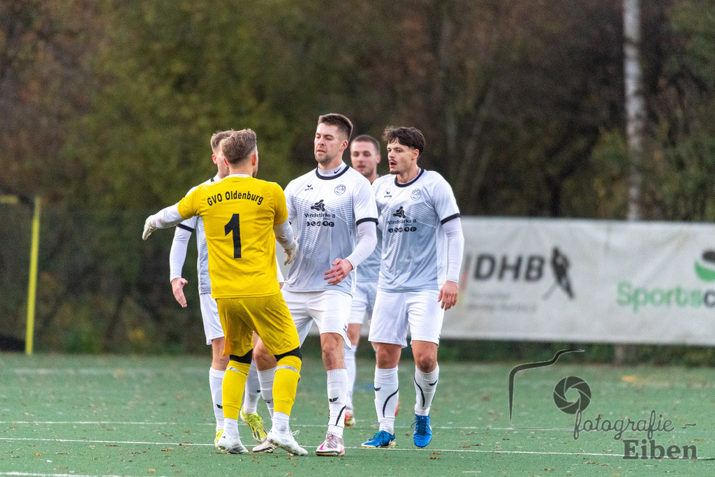 GVO Oldenburg-WSC Frisia | Herren Bezirksliga 2; GVO Oldenburg (weiß)-WSC Frisia Wilhelmshaven (blau) am 16.11.2025 in Oldenburg (Sportanlage GVO); Photo: Philip Eiben 2025 - Realisiert mit Pictrs.com