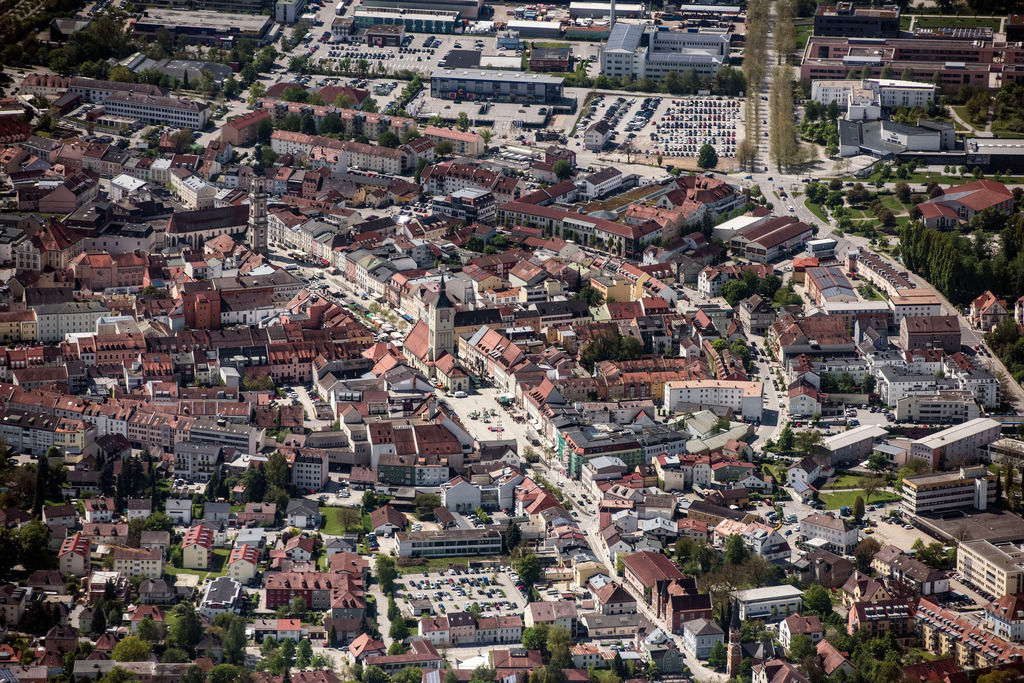 dr__0012421.jpg | DEGGENDORF 11.05.2017 Altstadtbereich und Innenstadtzentrum in Deggendorf im Bundesland Bayern, Deutschland. // Old Town area and city center in Deggendorf in the state Bavaria, Germany. Foto: Daniel Reiter
