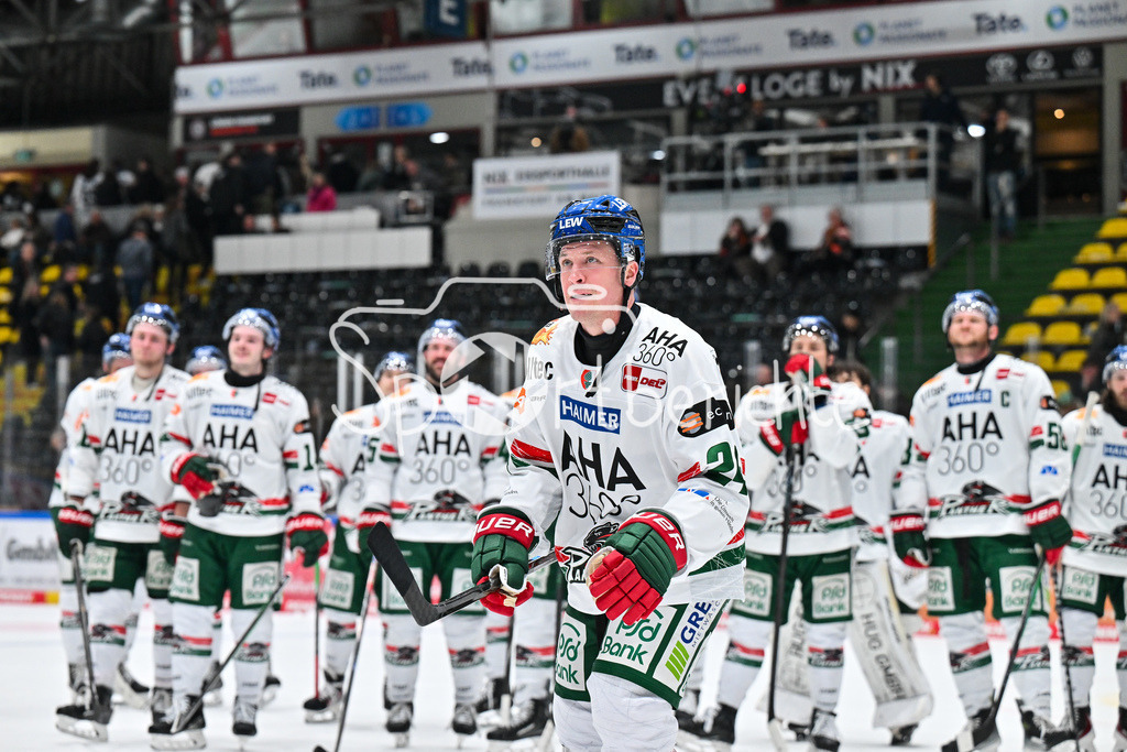 Löwen Frankfurt - Augsburger Panther | FRANKFURT, GERMANY - 19. DECEMBER: die Spieler der Panther feiern zusammen mit den Fans den Auswärtssieg in Frankfurt nach dem Match zwischen den Löwen Frankfurt und den Augsburger Panthern am 29. Spieltag der Penny DEL in der Eissporthalle Frankfurt / T. J. TREVELYAN (Augsburger Panther 24)