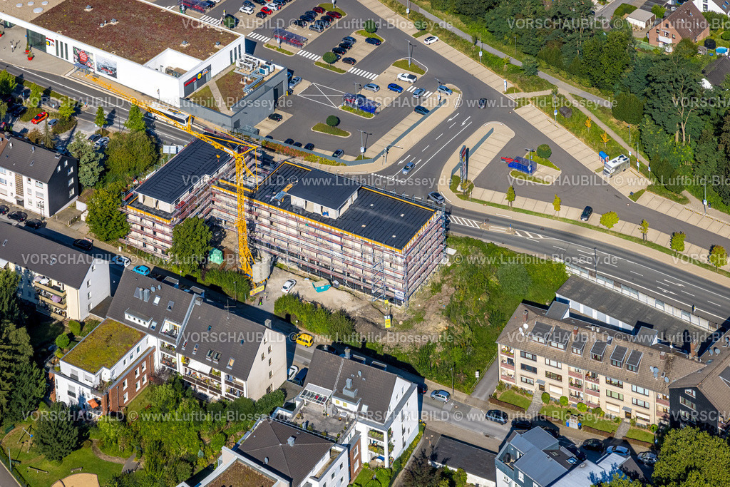Heiligenhaus240813016 | Luftbild, Einkaufszentrum Hitzbleck Westfalenstraße mit Supermarkt Lidl und DM und Akzenta Rewe, Baustelle mit Neubau Linderfelder Karree Mehrgenerationenhaus mit Kita, Leubeck, Heiligenhaus, Ruhrgebiet, Nordrhein-Westfalen, Deutschland