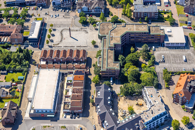 Voerde240802666 | Luftbild, Rathaus und Rathausplatz, Marktplatz und Geschäfte, Skulptur Rheinpegel Stahlsäule, Neubau Penny Supermarkt und Parkplatz, Voerde, Ruhrgebiet, Niederrhein, Nordrhein-Westfalen, Deutschland