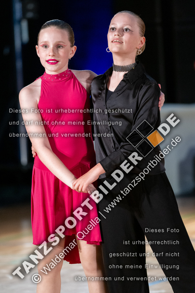 20250503-00619 | Hier finden Sie Tanz Bilder vom Latein und Standard Formationen tanzen. Sportbilder vom Tanzsport. Schöne Fotos und von Weltmeisterschaft, Europameisterschaft, Bundesliga, Regionalliga, Oberliga und Landesliga sowie von GOC Stuttgart, DanceComp, WM Bremen