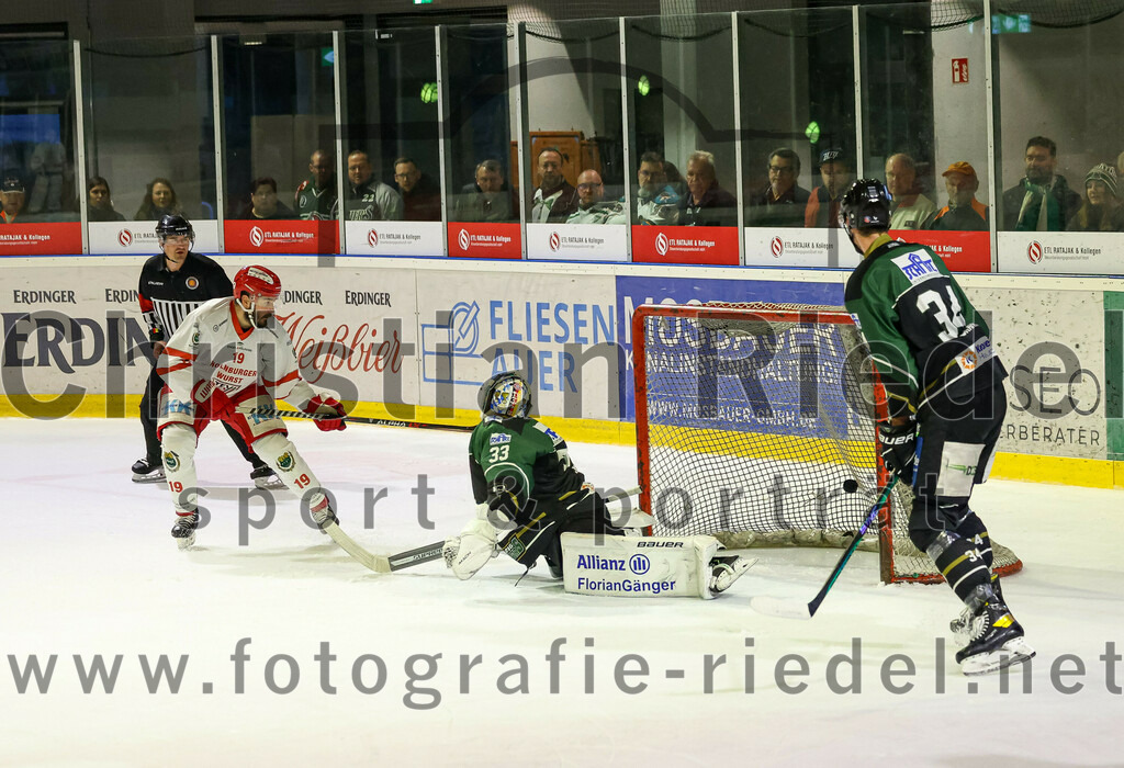 2023-03-19_083_TSV_Erding_gegen_TEV_Miesbach | Erding, Deutschland, 19.03.2023:
Eishockey, Bayernliga Playoffs 2022 / 2023, Halbfinale, TSV Erding gegen TEV Miesbach, Endergebnis: 

Stefan Mechel (TEV Miesbach, #19), Torwart Thomas Hingel (Erding Gladiators, #33), Bastian Cramer (Erding Gladiators, #34)

Foto: Christian Riedel / fotografie-riedel.net