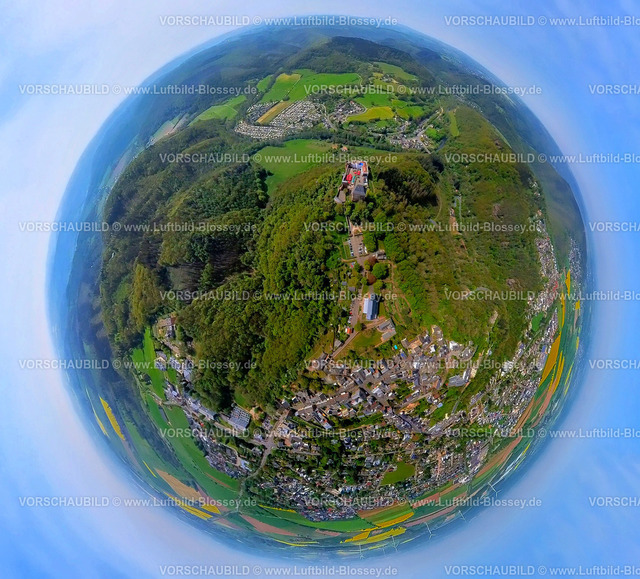 Heimbach240590128BurgNideggen | Luftbild, Ruine der Burg Nideggen im Waldgebiet mit Fluss Rur, Höhenburg und Wahrzeichen der Nordeifel im Naturpark Hohes Venn-Eifel, Nideggen, Nordrhein-Westfalen, Deutschland