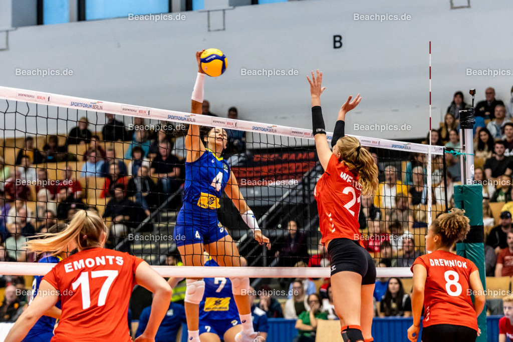 2022-00063351-Testspiel-Deutschland-Brasilien | Angriff Ana CAROLINA SILVA #4 BRA, 17.09.2022; Berlin Foto: Gerold Rebsch - www.beachpics.de
