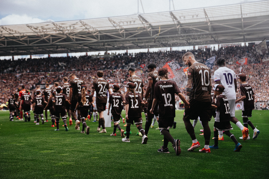 DSC02319 | Der offizielle Shop für FC St. Pauli Fotos. Wähle aus Spielszenen & Fanmomenten dein FCSP Wunschformat. Wir liefern Millerntor-Atmosphäre.