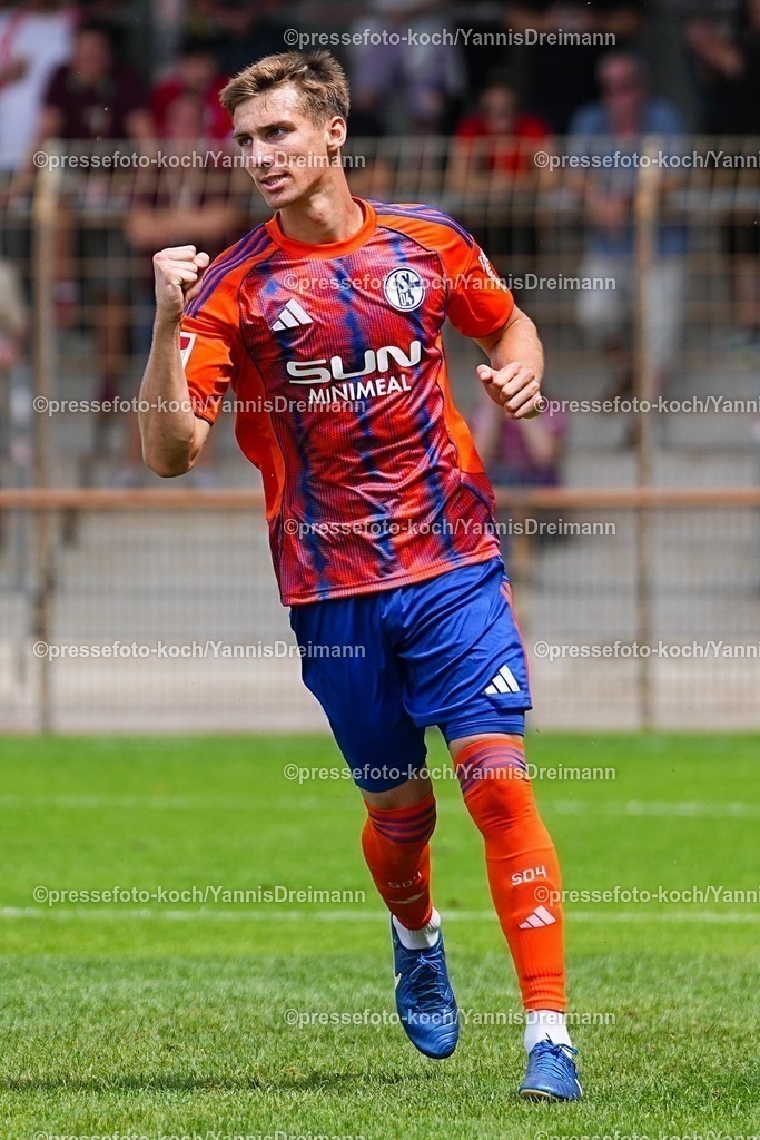 xYDR20072501007 | 20.07.2025, xydrx, Fußball, Rot Weiss Ahlen - FC Schalke 04, Testspiel, Wersestadion: Torjubel nach dem Tor zum 1:0 für den FC Schalke 04 durch Torschütze Felipe Sanchez (FC Schalke 04 #2)