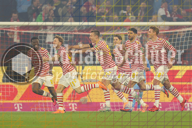 1. FC Köln vs Hamburger SV - 1. Bundesliga  | Köln, Deutschland, 02.11.25:   Florian Kainz (1. FC Köln) Torjubel, jubelt mit seiner Mannschaft nach dem Treffer zum 2:0 waehrend des Spiels der Bundesliga zwischen  1. FC Köln vs Hamburger SV in der RheinEnergieStadion(Foto von Brauer-Fotoagentur / Adrian Schlueter)