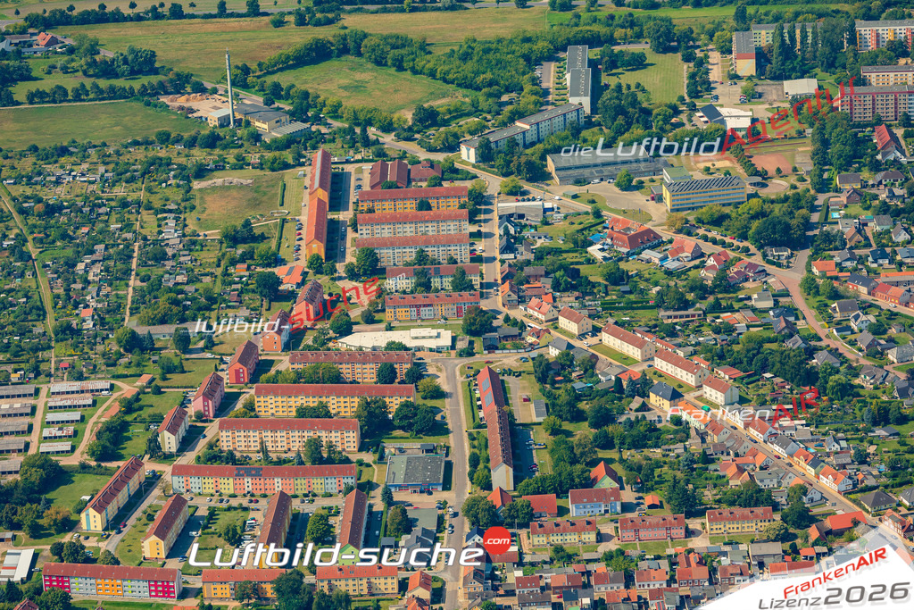 Schrägluftbild  Karl Liebknecht Straße  Osterburg - Das Luftbild wurde 2025 vom UL-Flugzeug heraus erstellt (ohne Drohne- keine Drohnenaufnahme ) - Hochauflösende Luftaufnahme -Nicht vergleichbar mit Google Maps oder Satelittenbilder- Die Geschenkidee !Mit Lizenz und Bildrechte bestellbar