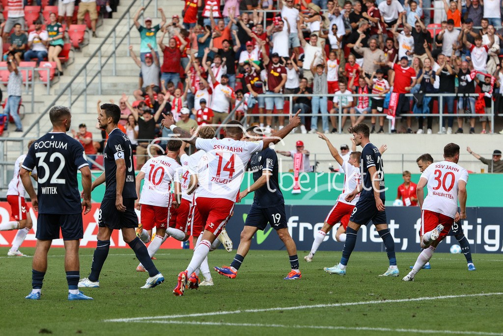 SSV Jahn Regensburg - VfL Bochum | Grenzenloser Jubel nach dem Tor zum 1-0 fuer Regensburg durch Folrian BALLAS (Jahn #4) / Freude / Happy / Treffer / Torschuetze
