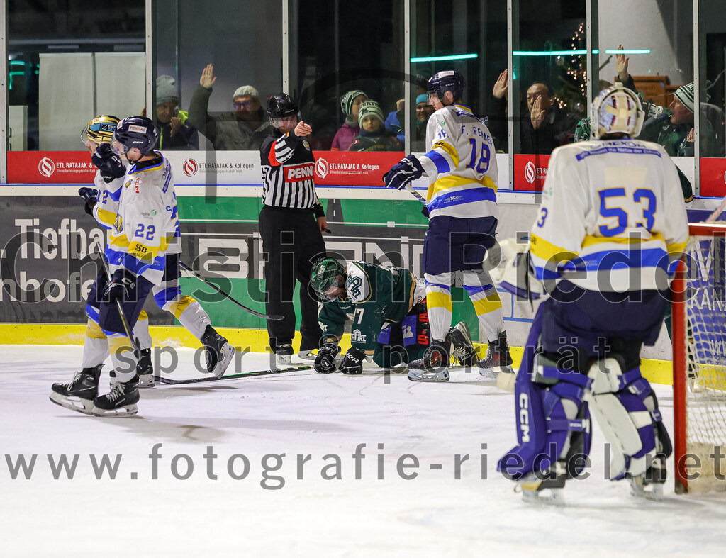 2025-12-05_155_TSV_Erding_gegen_Stuttgart_Rebels | Erding, Deutschland, 05.12.2025:Eishockey, Oberliga Süd 2025 / 2026, 23. Spieltag, TSV Erding gegen Stuttgart Rebels, Endergebnis: 5:6Philipp Michl (Erding Gladiators, #77), Fabian Renner (Stuttgart Rebels, #18), Kimi Saffran (Stuttgart Rebels, #53)Foto: Christian Riedel / fotografie-riedel.net