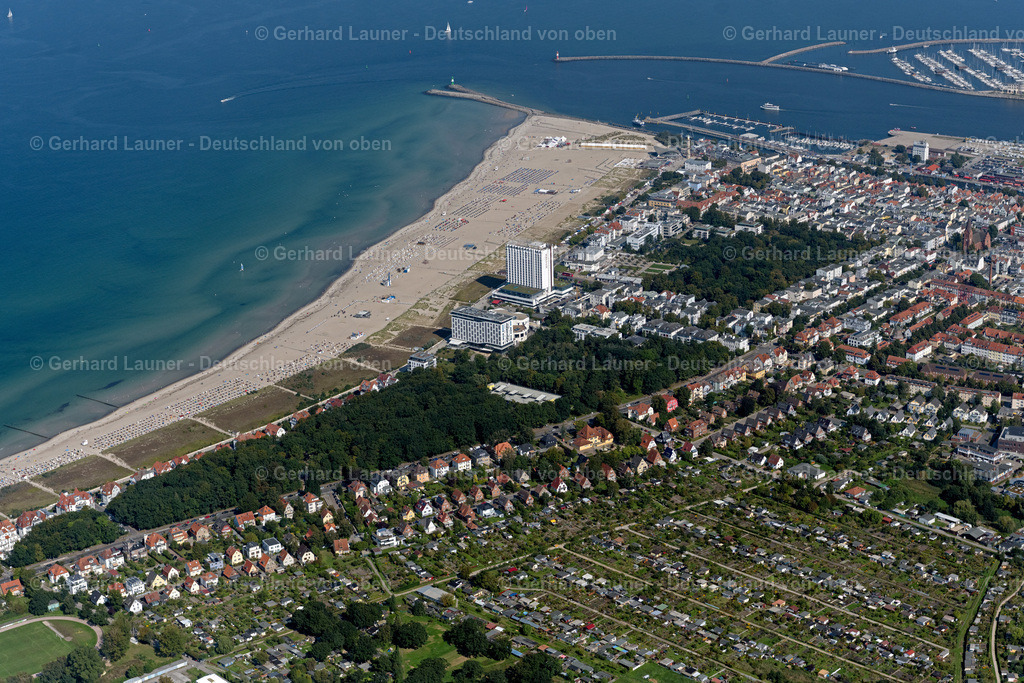4061892 | WARNEMüNDE 08.09.2021 Sandstrand- Landschaft entlang des Küsten- Verlaufes der Ostsee in Warnemünde im Bundesland Mecklenburg-Vorpommern, Deutschland. Weiterführende Informationen bei: Hansestadt Rostock Tourismuszentrale Rostock & Warnemünde. // Sandy beach landscape along the coast of the Baltic Sea in Warnemuende in the state Mecklenburg - Western Pomerania, Germany. Further information at: Hansestadt Rostock Tourismuszentrale Rostock & Warnemuende. Foto: Gerhard Launer