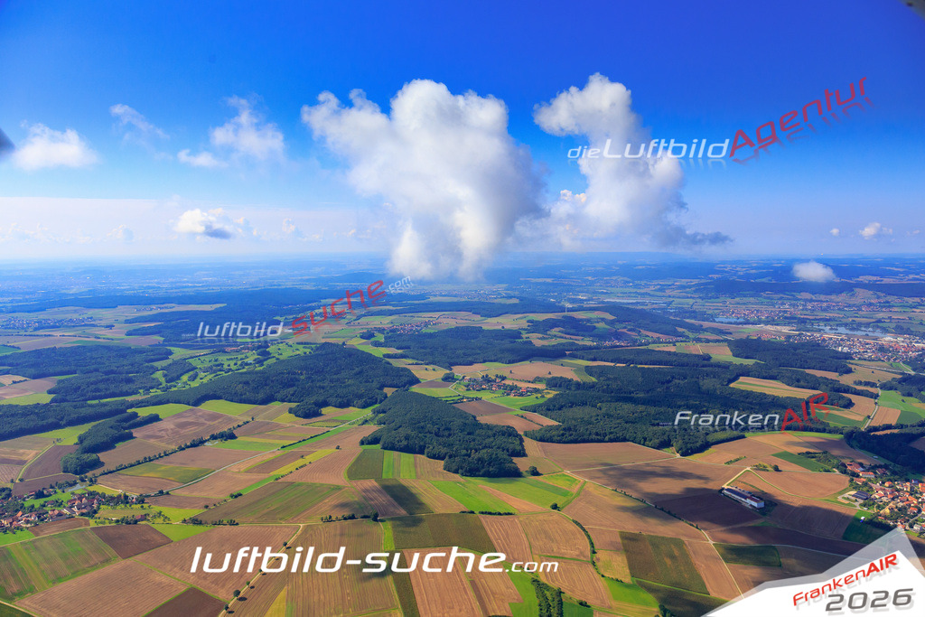 Die Luftaufnahme Cumulus - Schesslitz wurde 2017 mittels Flugzeug (keine Drohne) erstellt. Perfekte Schärfe und Druck- Auflösung- Garantiert!