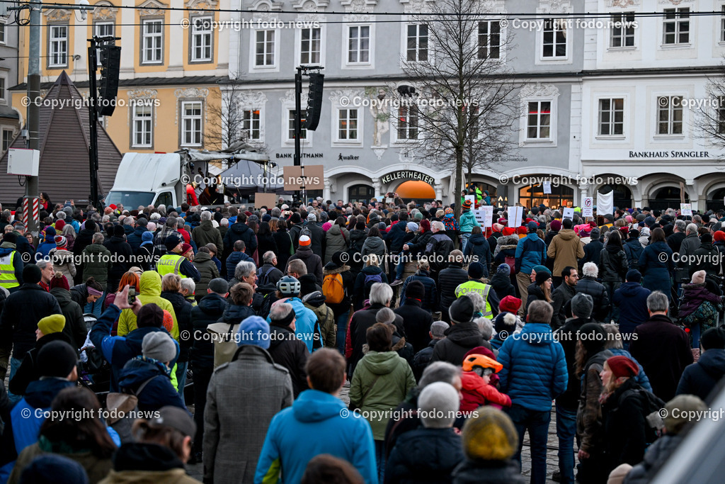 Demonstration gegen rechts in Linz Hauptplatz_ 25.02.2024-34 | 25.02.2024, Stadt Linz, AUT, Demonstration gegen rechts in Linz Hauptplatz, im Bild Kundgebungsteilnehmer, Menschen, Teilnehmer