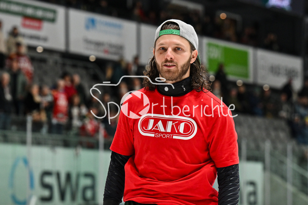 Augsburger Panther - Schwenninger Wild Wings | AUGSBURG, GERMANY - 02. JANUARY: das Team der Panther feiert zusammen mit den Fans den wichtigen Heimsieg gegen die Wild Wings nach dem Match zwischen den Augsburger Panthern und den Schwenninger Wild Wings am 35. Spieltag der Penny DEL im Curt Frenzel Stadion / Anthony LOUIS (Augsburger Panther 18)